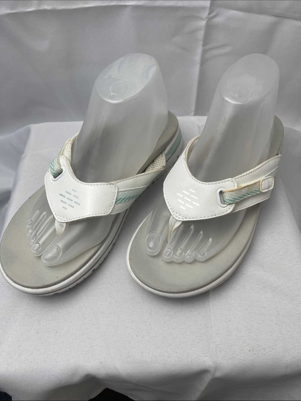 Skechers Luxe Foam White & Light Teal Accent Flip Flops size 8 sandals